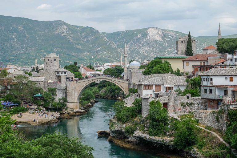 Alstadt Mostar mit alten Gebäuden und blauem Fluss Mostar Sehenswürdigkeiten