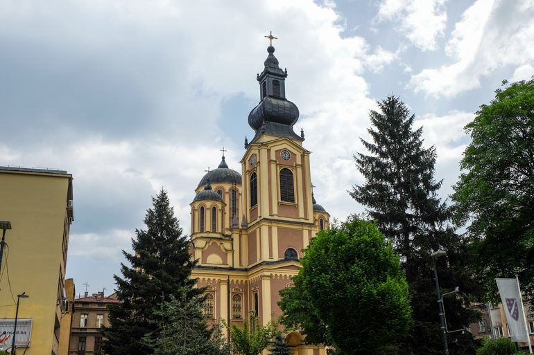 Kirche mit gelbem Uhrturm Sarajevo