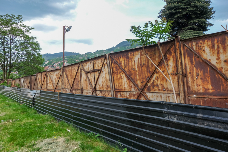 Metallplatte mit Löcher von Scharfschützen Sarajevo Stadtführung
