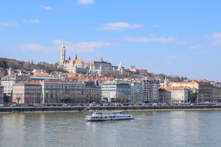 Boot auf der Donau vor Kirche und Gebäuden Hotels Budapest