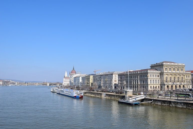 Ungarisches Parlament und blauer Donau Fluss mit Booten Budapest Bezirke