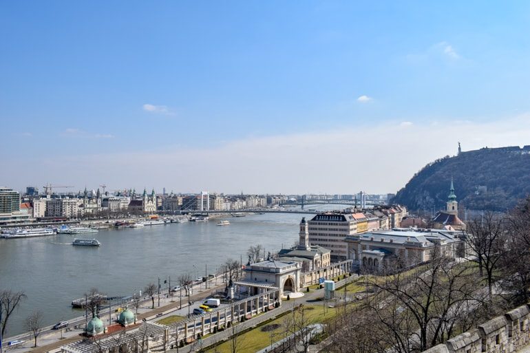 Donau mit Hügeln und Gebäude Hotels Budapest