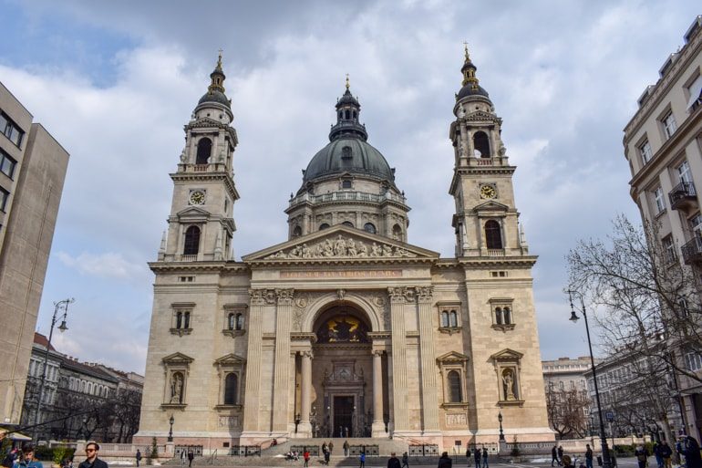 St. Stefans Kathedrale Budapest Ungarn mit grauem Himmel