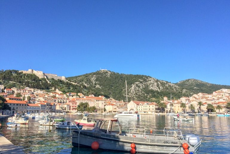 Festung auf Hügel mit Boot im Vordergrund Kroatien Hvar