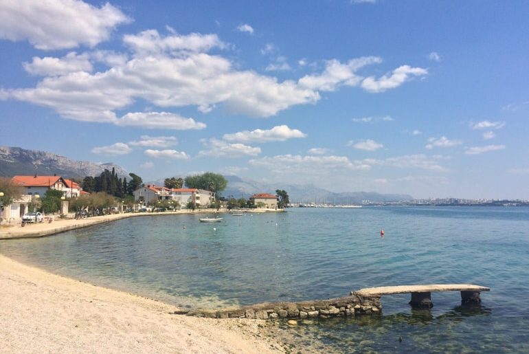 Steiniger Strand mit Weg und kleinem Steg Kroatien Reise
