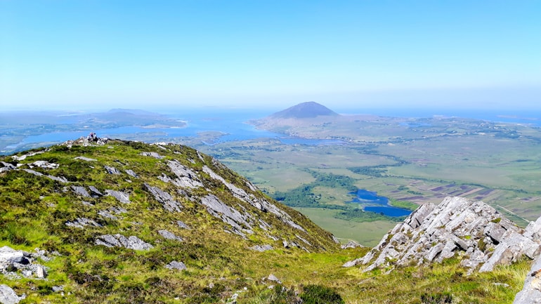Nationalpark mit grünen Hügel und Klippen Irland Landschaft