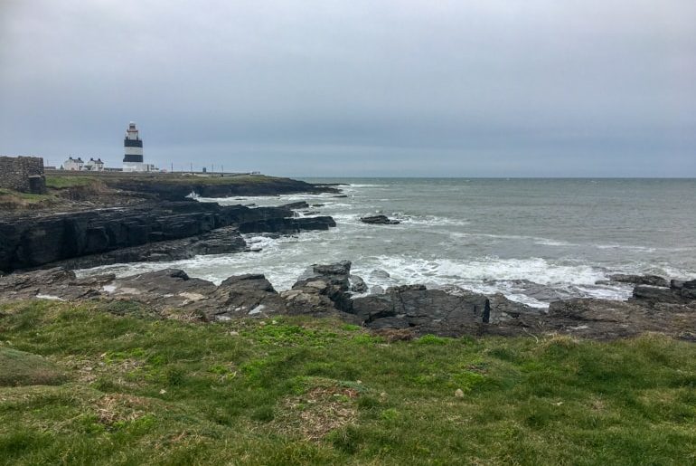 Leuchtturm und Küste in Hook Head Halbinsel Irland