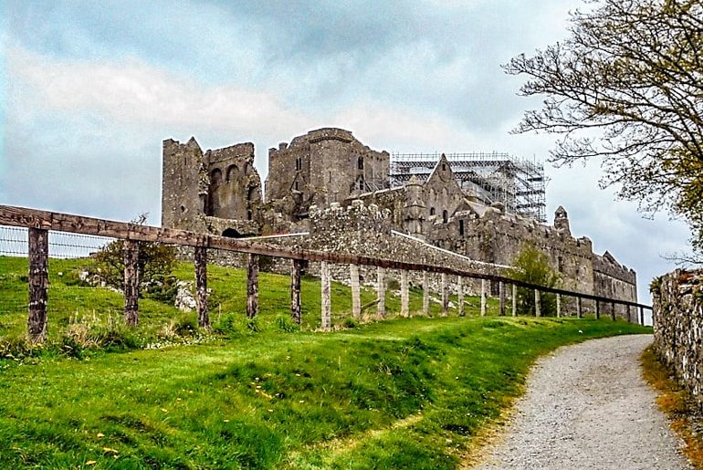 Steinschloss mit grünem Gras Rock of Cashel Sehenswürdigkeiten Irland