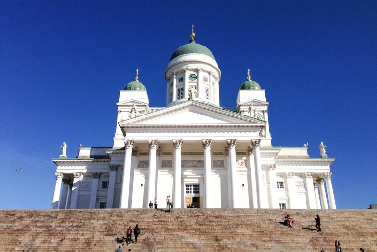 Weiße Kathedrale Helsinki mit Stufen vor blauem Himmel