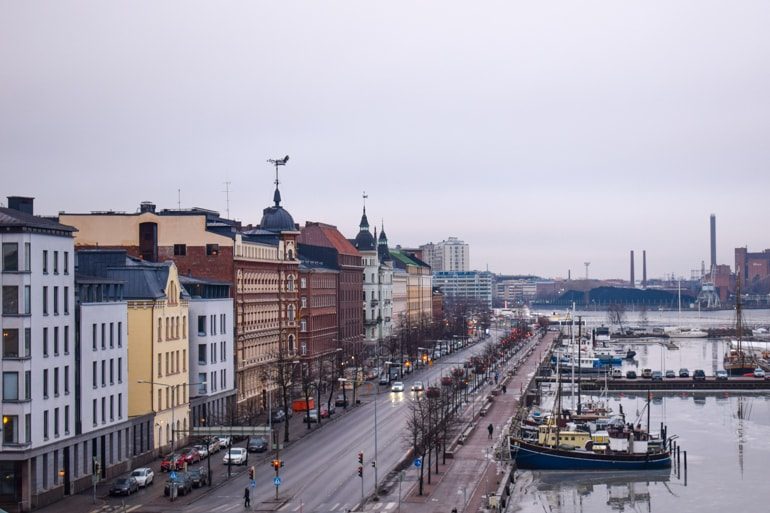Straße mit bunten Häusern und Hafen Helsinki