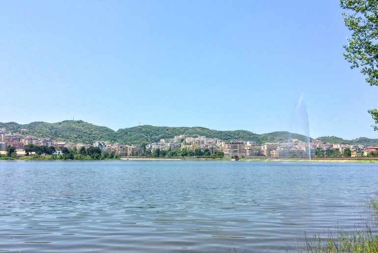 Fontäne in Großem See und Gebäude im Hintergrund Tirana Albanien