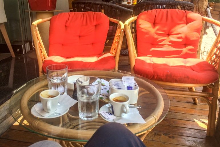 Rote Stühle mit Kaffeetassen in Cafe Tirana