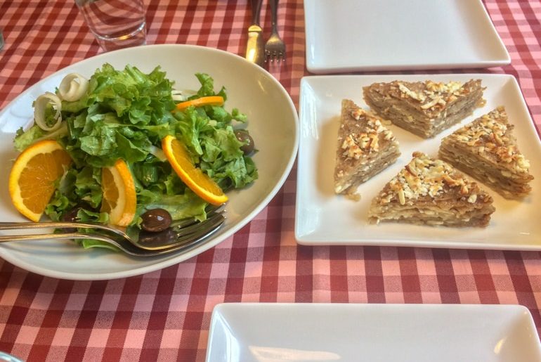 Era Restaurant Tirana Salat und Pfannkuchen mit roter Tischdecke