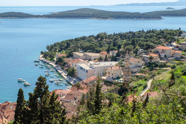 Alter Kirchturm und Hotel auf Insel Hvar Kroatien