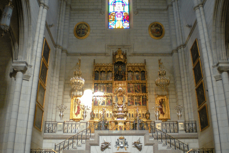 Almudena Kathedrale Innen Altar bunte Fenster Madrid Sehenswürdigkeit