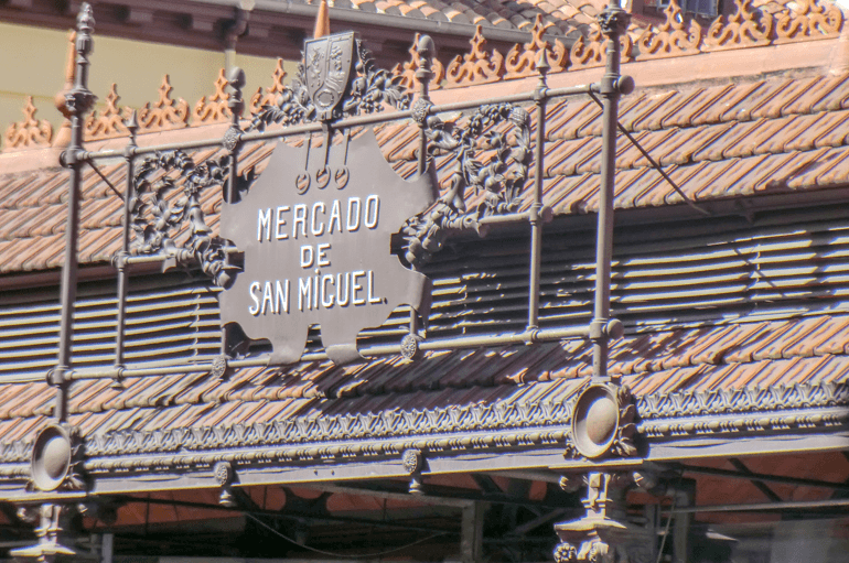 Rotes Schild Mercado de San Miguel Madrid Sehenswürdigkeit
