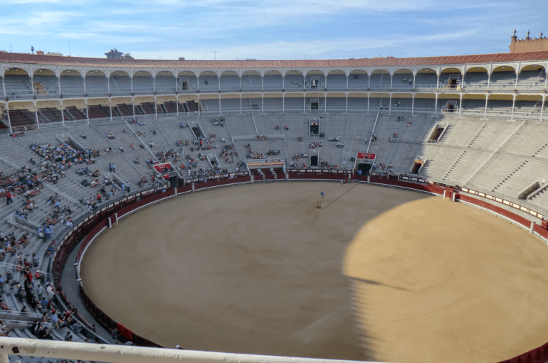 Stierkampfarena von innen mit Sand und Sitzen Madrid