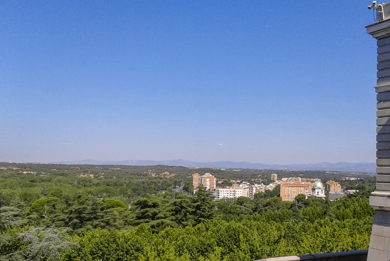 Blauer Himmel und grüne Bäume in Madrid Sehenswürdigkeiten