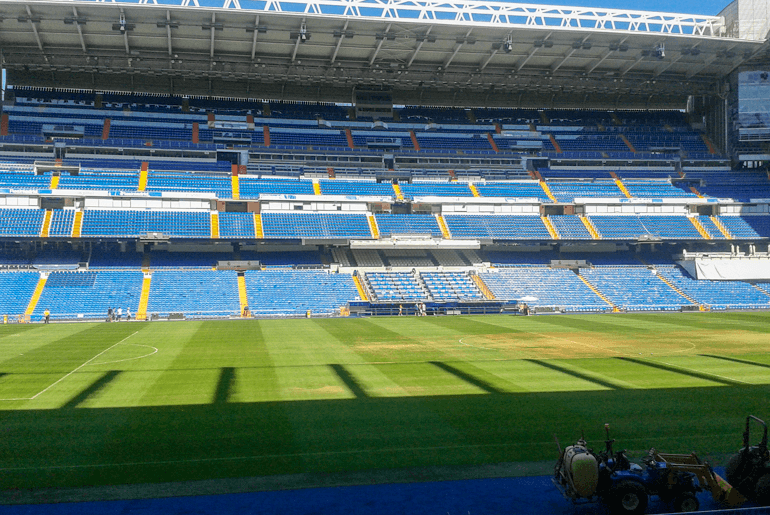 Balue Sitze und grünes Fußballfeld Madrid Estadio Santiago Bernabeu