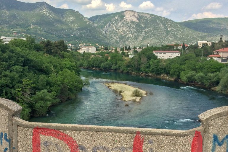 Berge und blauer Fluss in Mostar Bosnien und Herzegowina