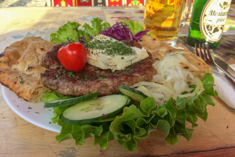 hamburger mit Gemüse auf Teller in Mostar Bosnien