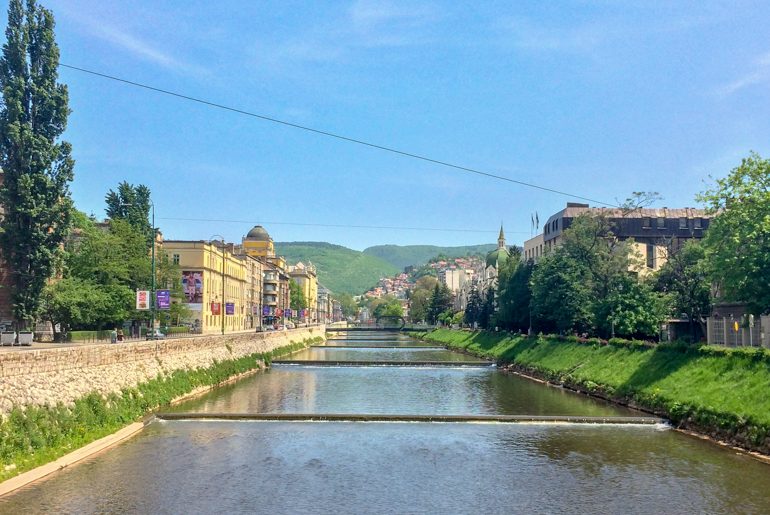 Fluss mit Bäumen in Sarajevo