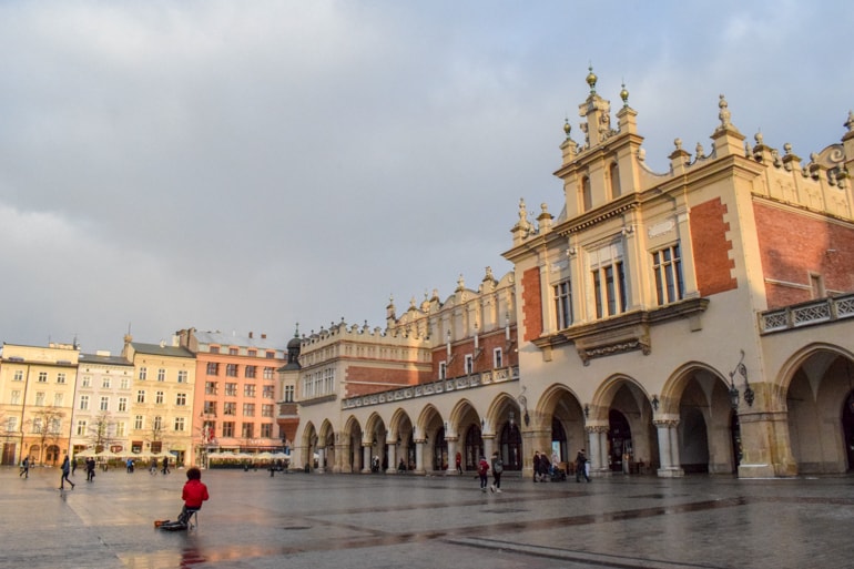 Gelbe und rote Gebäude Krakau Marktplatz