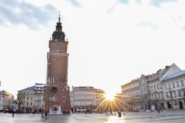 Roter Ziegelturm in Krakau Marktplatz mit untergehender Sonne