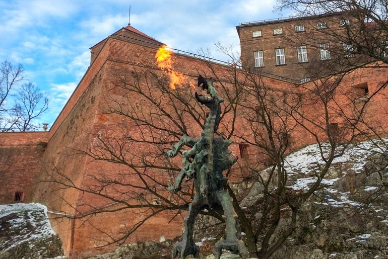 Drachenfigur spukt Feuer vor Wawel Hügel Krakau Sehenswürdigkeiten