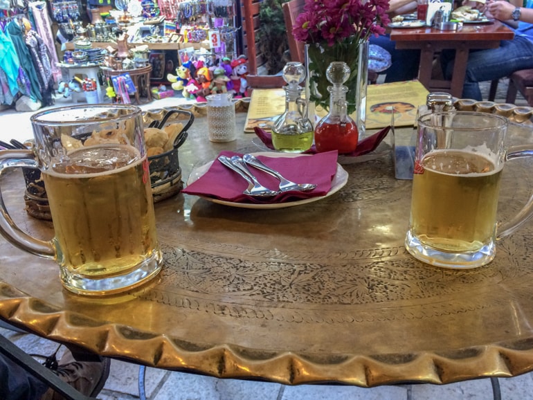 Bier auf goldenen Metalltisch mit Brot Restaurant Sarajevo Basar
