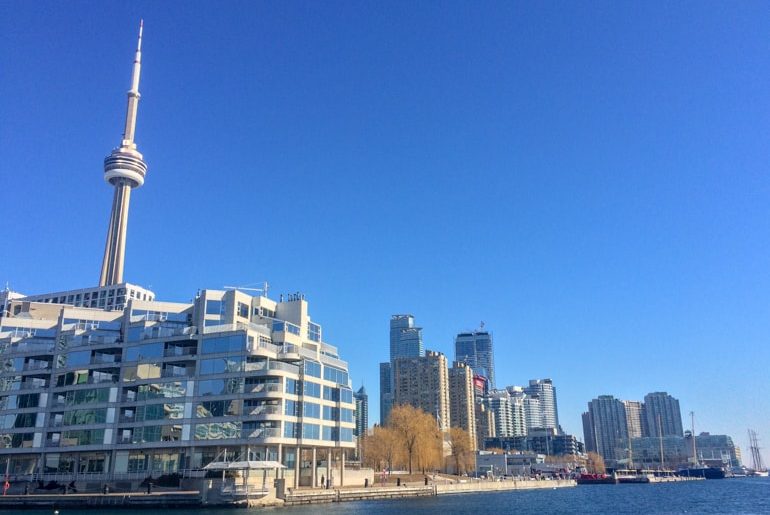 cn tower in toronto mit Hafenfront und blauem Himmel Ontario Kanada