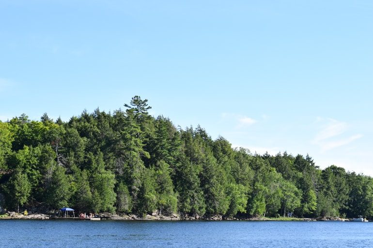 Grüne Bäume in Ontario mit blauem See Kanada Sehenswürdigkeiten