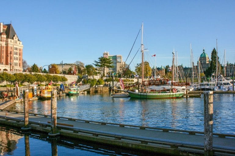 Hafen mit Booten und blauem Wasser in Victoria Vancouver Island Kanada Sehenswürdigkeiten