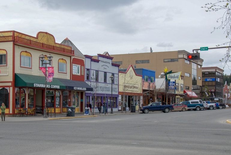 Bunte Läden an Straße in Whitehorse Yukon Kanada Sehenswürdigkeiten