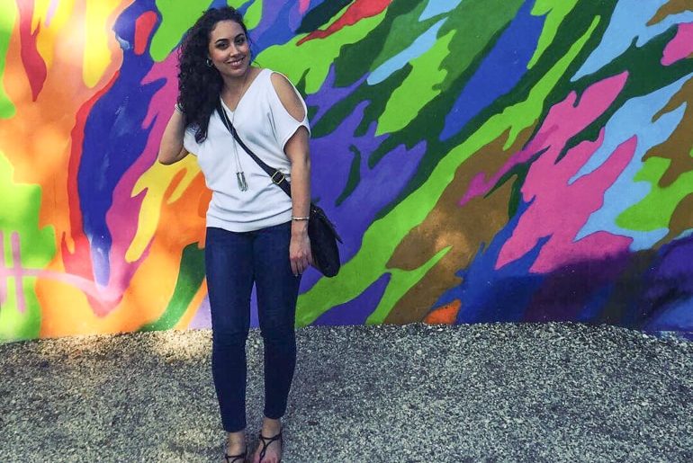 Buntes Graffiti Wynwood Walls mit Frau im Vordergrund Miami Reisetipps