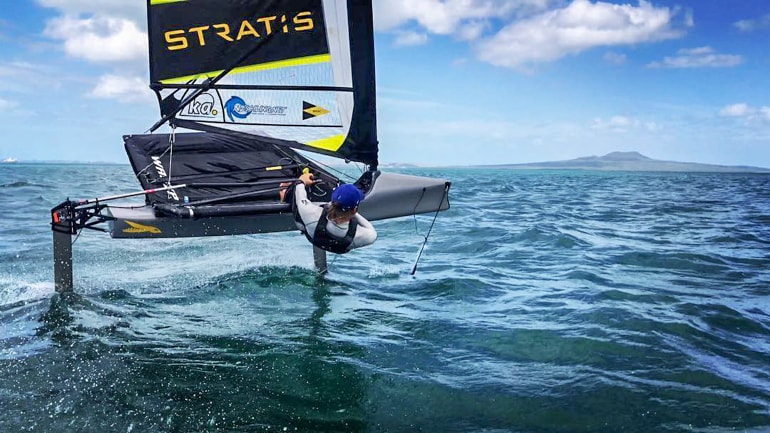 Mann segelt Boot auf blauem Wasser Neuseeland