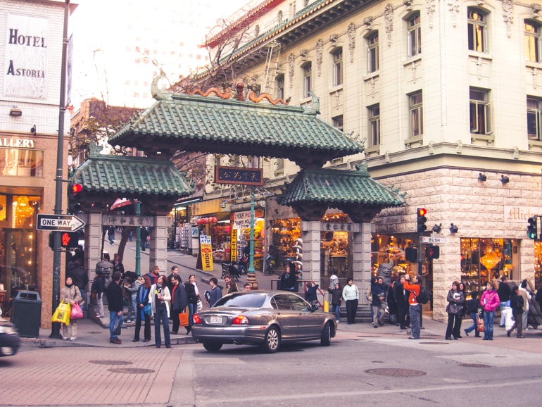 Chinatown San Francisco Tor mit Menschenmenge und Auto