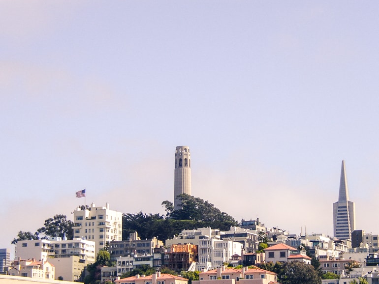 Weißer Coit Tower auf Hügel mit blauem Himmel San Francisco Kalifornien USA