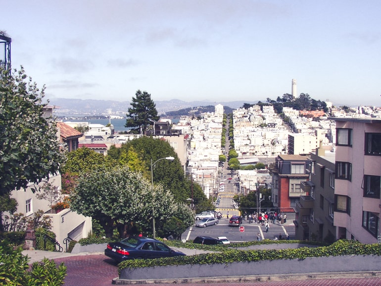 Weiße Gebäude in San Francisco mit kurviger Lombard Street im Vordergrund