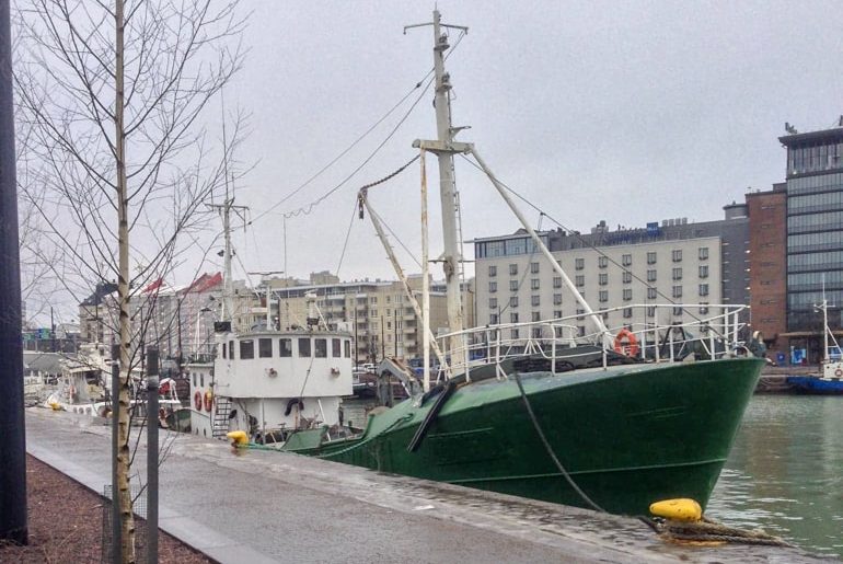 Grünes Boot im Hafen von Helsinki