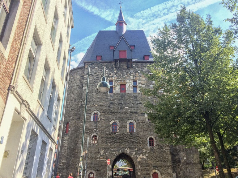 Altes Ziegeltor mit Durchgang und Bäumen Maschiertor Aachen Sehenswürdigkeiten