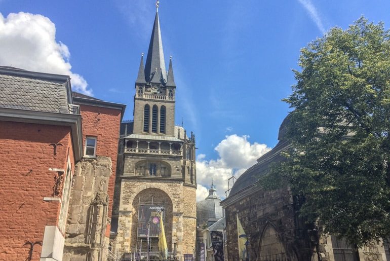 Domturm mit blauem Himmel Aachen Attraktionen