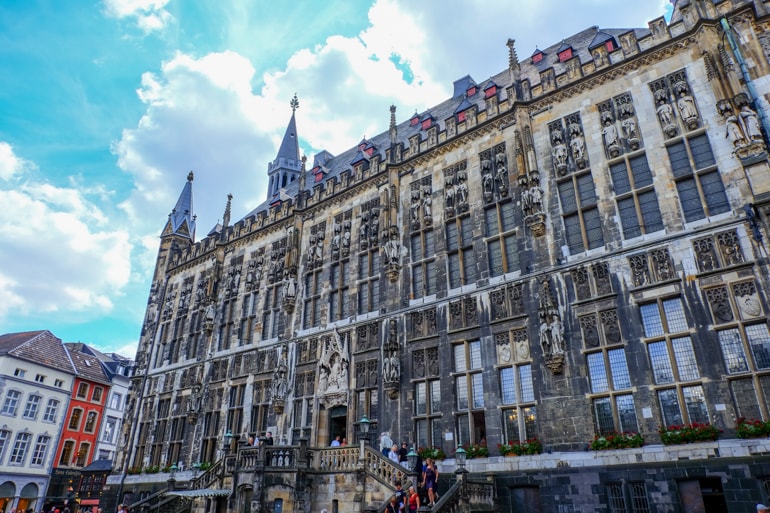 Gotisches Rathaus in Aachen von außen Sehenswürdigkeiten