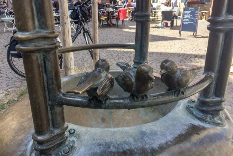 Brunnen mit kleinen Vögeln Aachen Sehenswürdigkeiten