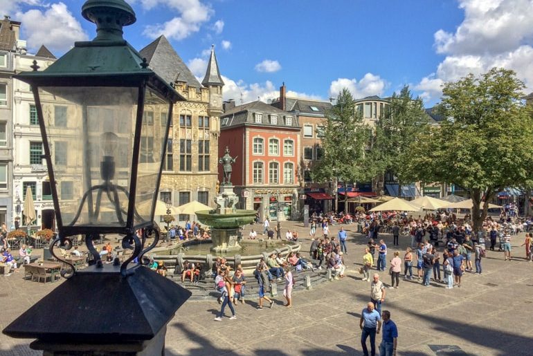 Aachen Marktplatz mit Karlsbrunnen und Straßenlaterne