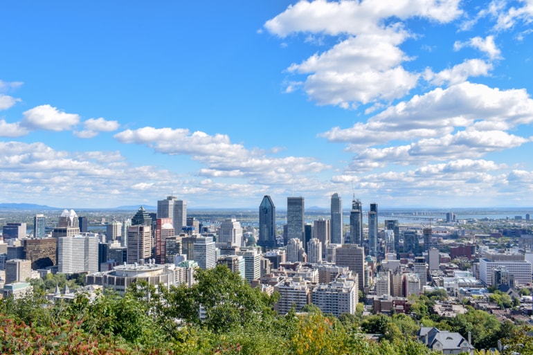 Blauer Himmel und Gebäude Zentrum Montreal Quebec Kanada Urlaub