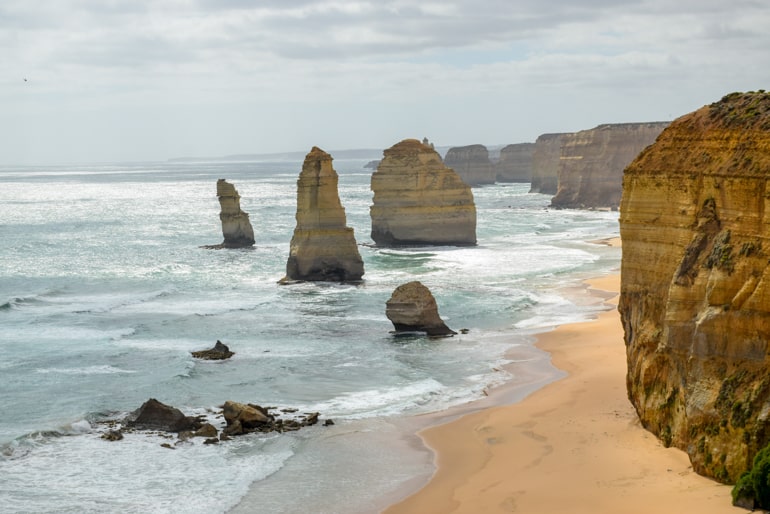Felsen mit Meer und Sand Zwölf Apostel Australien Sehenswürdigkeiten
