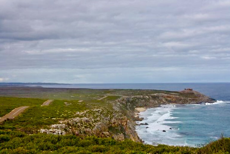 Grünes Gras mit blauem Ozean und grauem Himmel Australien