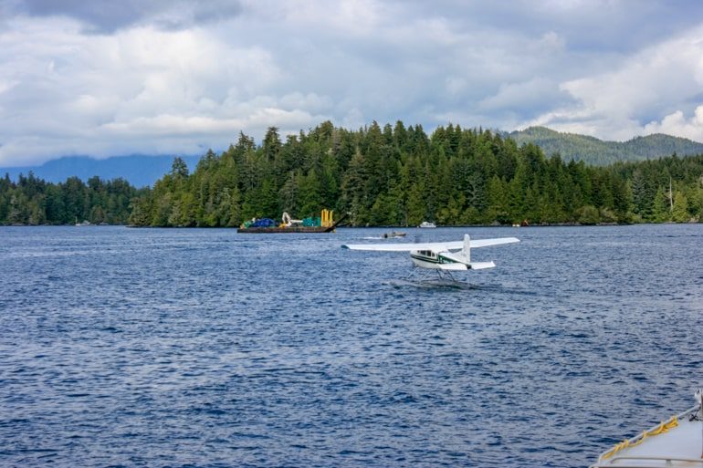 Wasserflugzeug landet auf blauem Wasser Vancouver Island Kanada