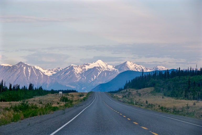 Berg und gerade Straße Yukon Kanada